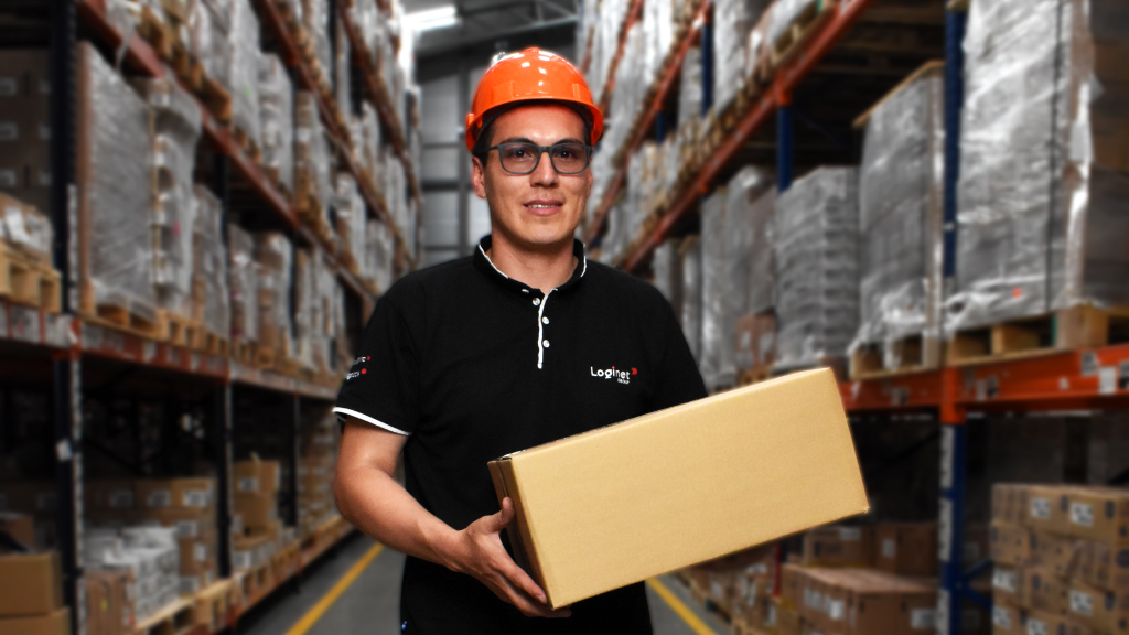 Un trabajador de LoginetGroup siguiendo las buenas prácticas de almacenamiento.