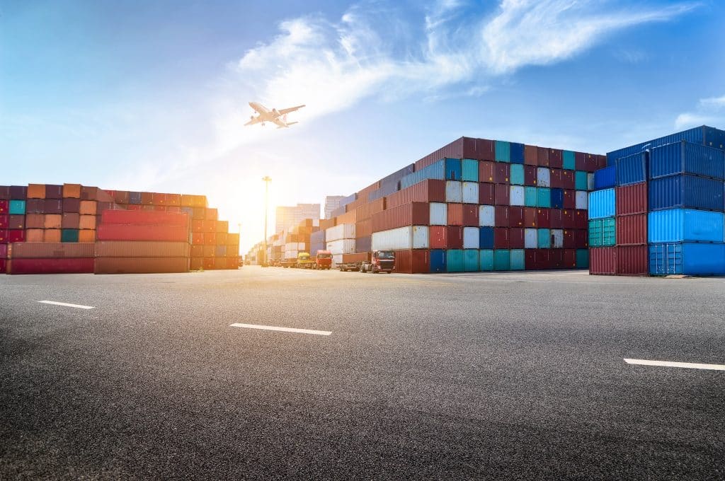 Estrategias de Reducción de Costos en la Logística Internacional
<a href="https://www.freepik.com/free-photo/industrial-port-container-yard_1145656.htm#fromView=search&page=2&position=42&uuid=55cbdbde-a54f-4fca-b178-ef6cfe8330a7">Image by onlyyouqj on Freepik</a>