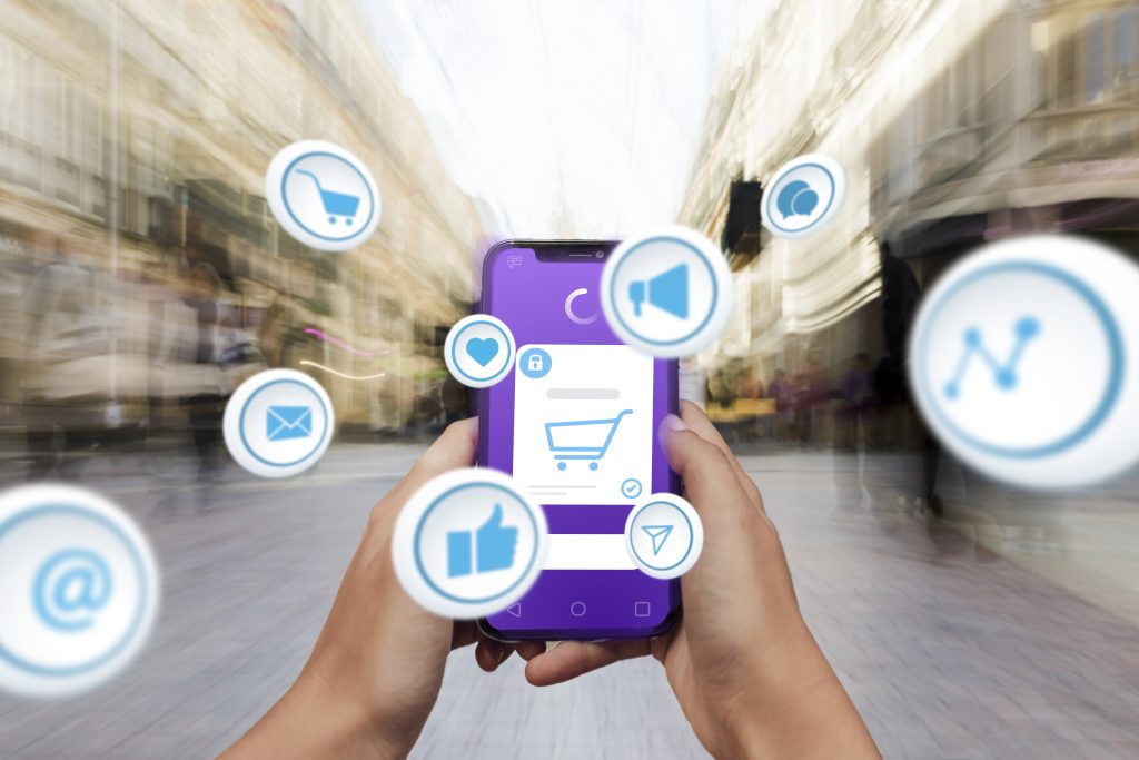 El Rol Crucial de la Logística en el Comercio Electrónico
<a href="https://www.freepik.com/free-photo/social-media-marketing-concept-marketing-with-applications_36295055.htm#fromView=search&page=1&position=4&uuid=693304d4-fabb-4aae-b683-bde05c153054">Image by freepik</a>