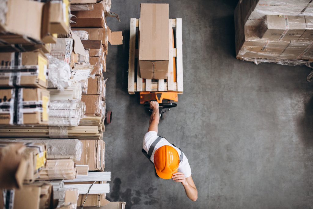 Cómo Elegir el Proveedor Logístico Adecuado para tu Negocio <a href="https://www.freepik.com/free-photo/young-man-working-warehouse-with-boxes_5578188.htm#fromView=search&page=1&position=15&uuid=f7b22d9b-0d9d-4f4a-9fa1-36a96b2e4d22">Image by senivpetro on Freepik</a>