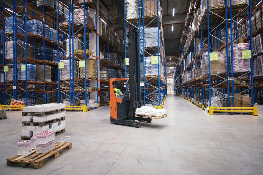 Cómo los Proveedores Logísticos Mejoran la Cadena de Suministro <a href="https://www.freepik.com/free-photo/industrial-building-large-warehouse-interior-with-forklift-palette-with-goods-shelves_11451232.htm#fromView=search&page=3&position=3&uuid=2e370a98-a8df-4f61-bdb2-6ea436b69333">Image by aleksandarlittlewolf on Freepik</a>