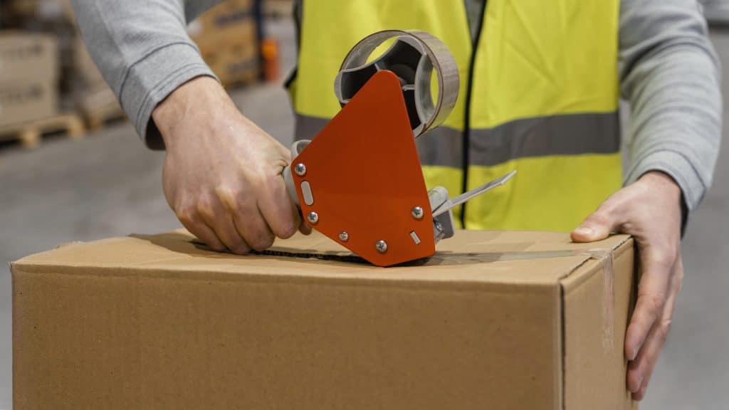 Tendencias y Oportunidades en el Sector de la Maquila <a href="https://www.freepik.com/free-photo/man-warehouse-working-with-packages_12976739.htm#fromView=search&page=1&position=4&uuid=5c99a39b-7238-4024-8015-76dd2532c031">Image by freepik</a>