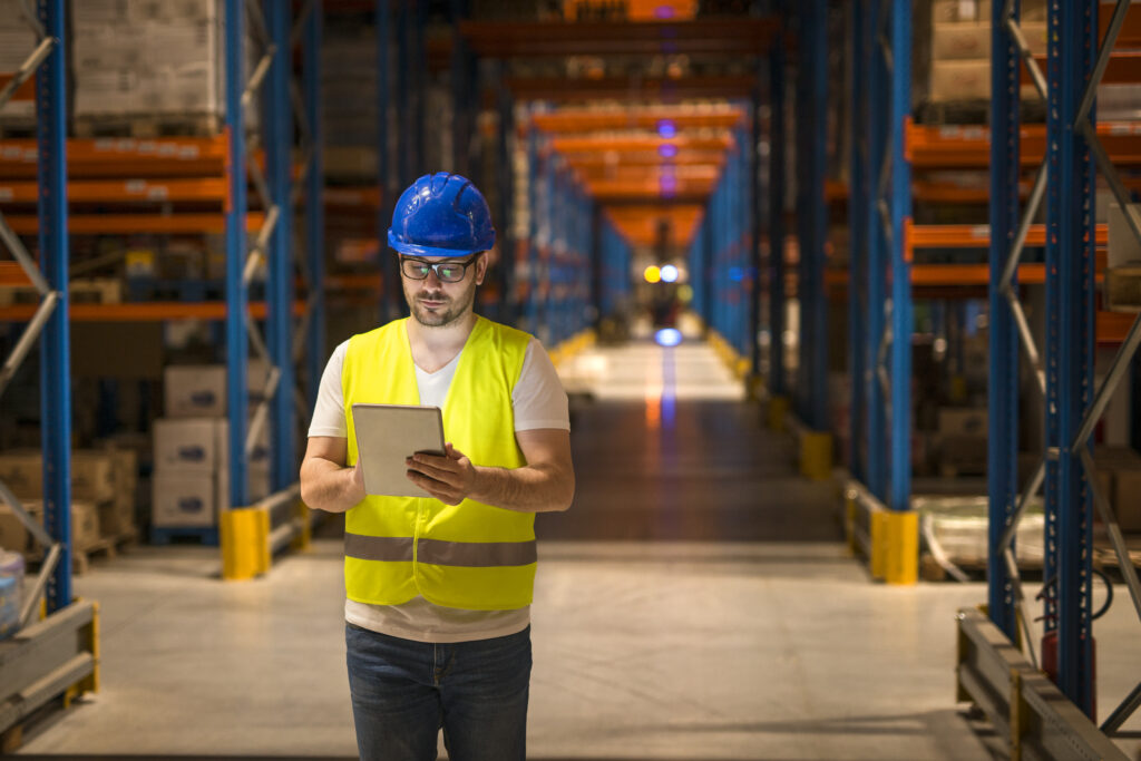 Beneficios de la logística 4PL <a href="https://www.freepik.com/free-photo/man-walking-through-large-warehouse-storage-storehouse-center-using-tablet-control-distribution_11451320.htm#fromView=search&page=2&position=22&uuid=6fe3c2db-33ae-45f8-9223-8a763e77543a">Image by aleksandarlittlewolf on Freepik</a>